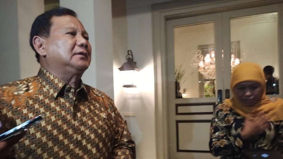 Menhan RI, Prabowo Subianto usai pertemuan dengan Gubernur Jatim Khofifah Indar Parawansa di salah satu restoran di Jalan Sumatera, Surabaya, Senin 13 Februari 2023. (Foto: Ist)