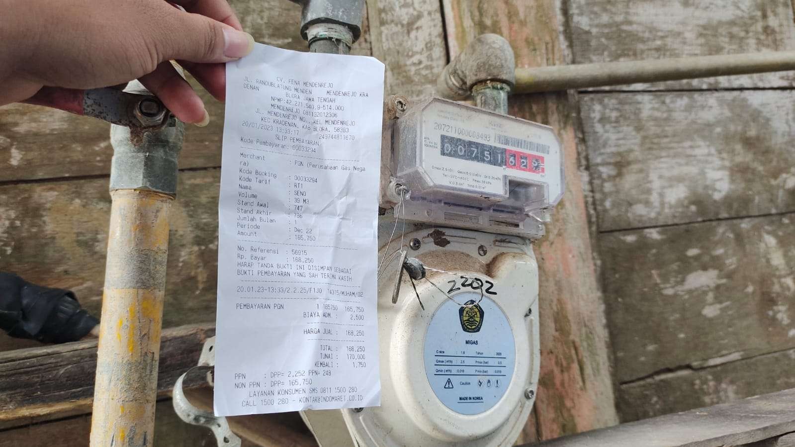 Ramai-ramai keluhkan mahalnya tarif gas rumah tangga di Blora. (Foto: Ahmad Sampurno/Ngopibareng.id)