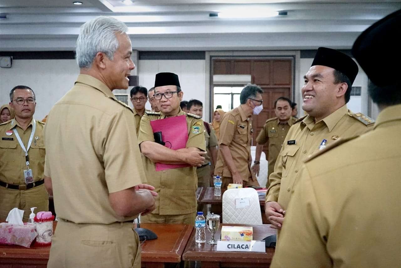 Bupati Blora Arief Rohman, meminta dukungan Gubernur Jawa Tengah Ganjar Pranowo, untuk mewujudkan jalan mulus di wilayahnya.(Foto: Humas Pemkab Blora)