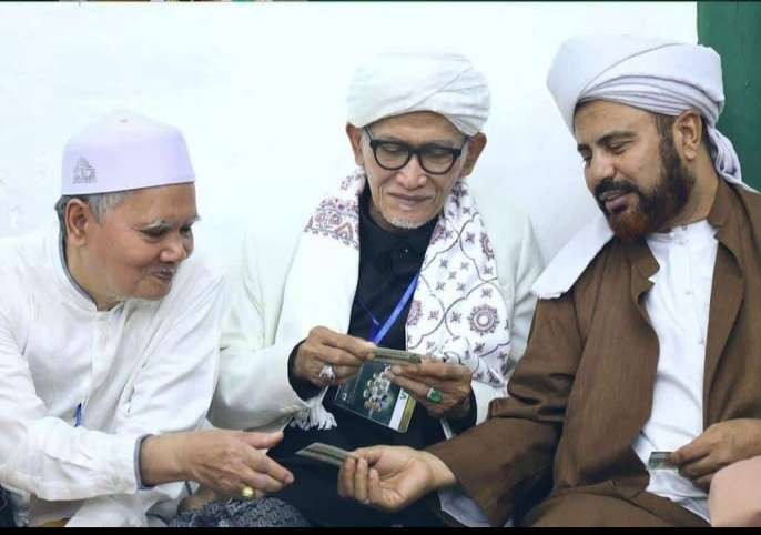 Rais Aam PBNU KH Miftachul Akhyar bersama KH Afifudfin Muhajir dan ulama asal Timur Tengah. (Foto: adi/ngopibareng.id)