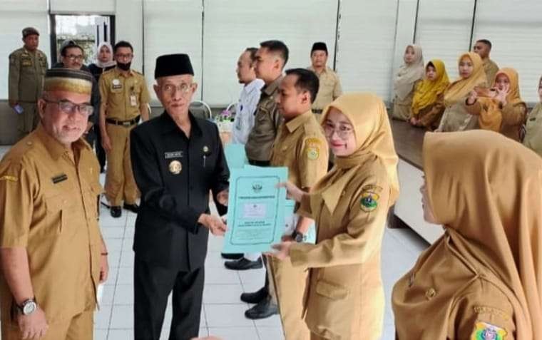 Perwakilan 284 CPNS Formasi 2019 Pemkab Bondowoso menerima SK Pengangkatan PNS dari Bupati Salwa Arifin, Selasa 14 Februari 2023. (Foto: Guido Saphan/Ngopibareng.id)
