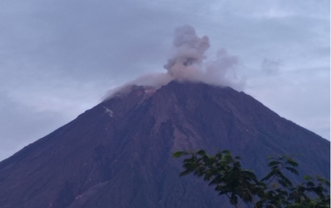 Gunung Semeru dilaporkan mengalami erupsi pada Selasa, 14 Februari 2023, sekitar pukul 05.27 WIB. Letusan ditandai dengan kolom abu setinggi 800 meter. (Foto: Magma ESDM)