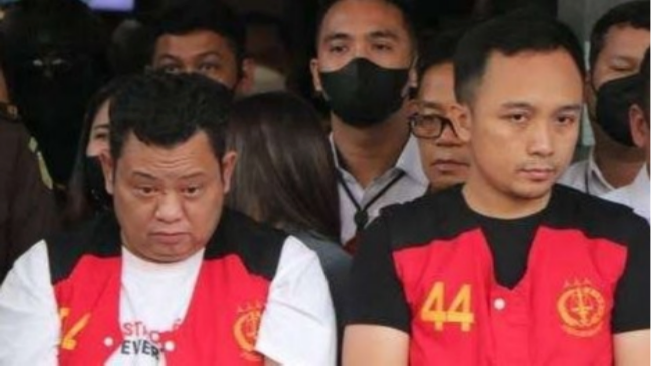 Kuat Ma'ruf (kiri) dan Ricky Rizal menjalani sidang vonis di Pengadilan Negeri Jakarta Selatan, kasus pembunuhan Brigadir Joshua, Selasa 14 Februari 2023. (Foto: Twitter)