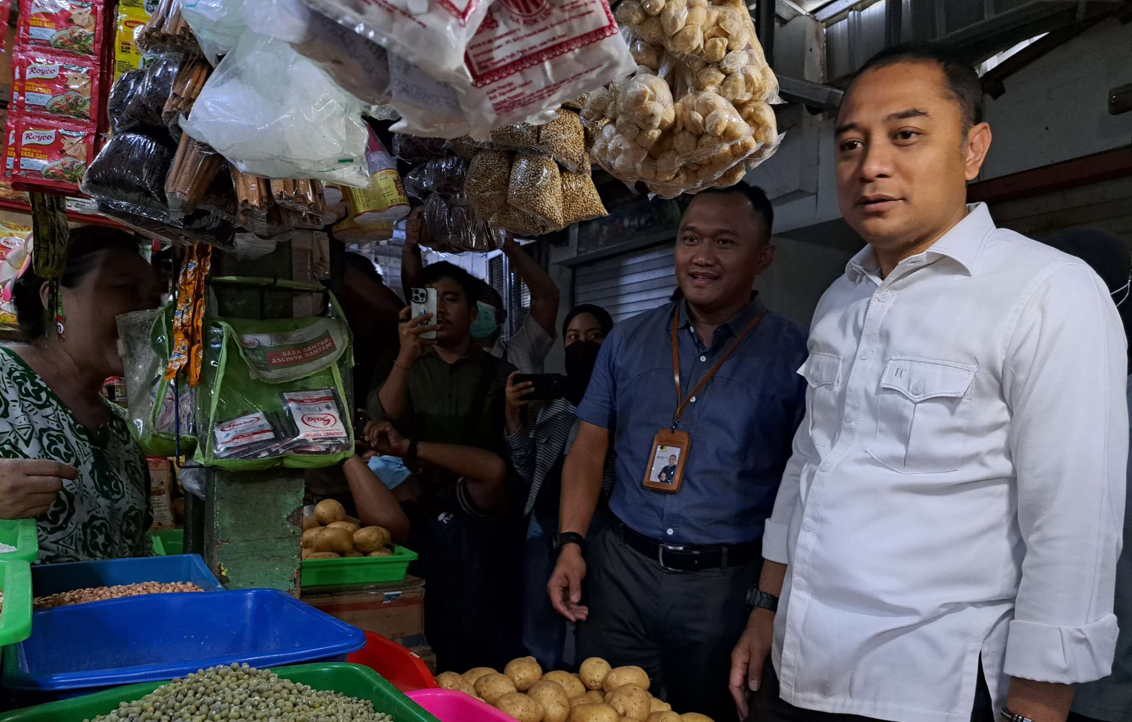 Walikota Surabaya, Eri Cahyadi saat melakukan sidak di Pasar Pucang Surabaya. (Foto: Pita Sari/Ngopibareng.id)