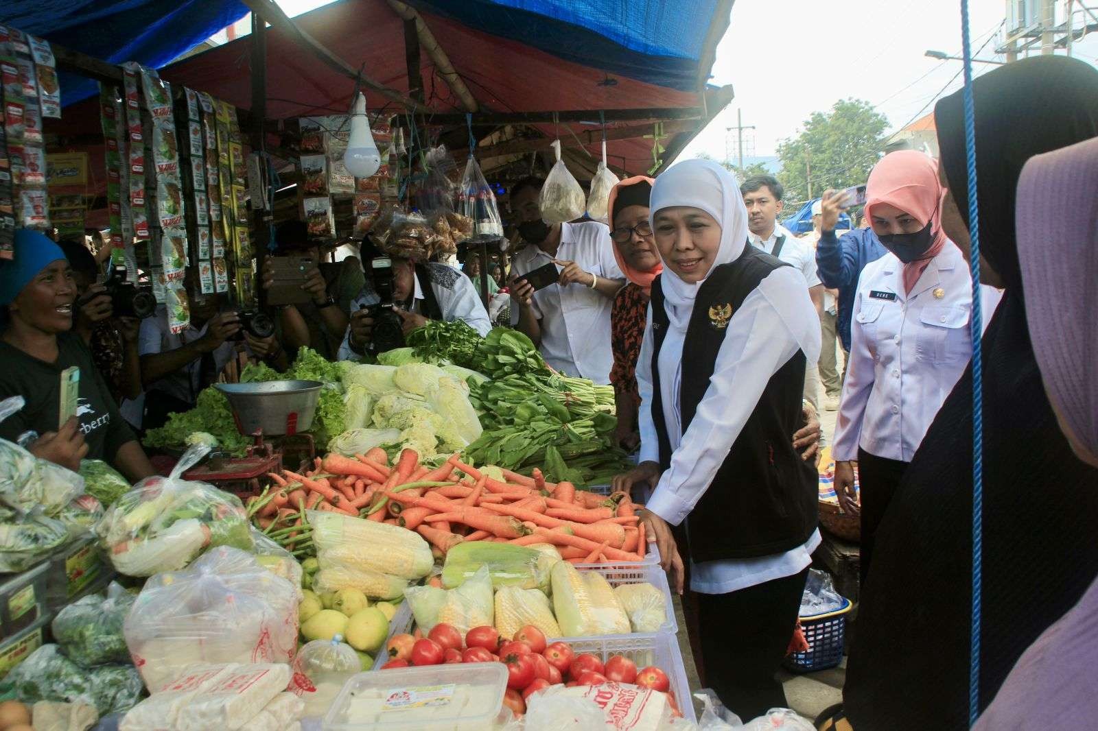Gubernur Jawa Timur Khofifah Indar Parawansa kembali mengunjungi Kota Pasuruan untuk mengecek harga kebutuhan pokok. Pasar Besar Kota Pasuruan menjadi lokasi kunjungannya. (Foto: Humas Pemkot Pasuruan)