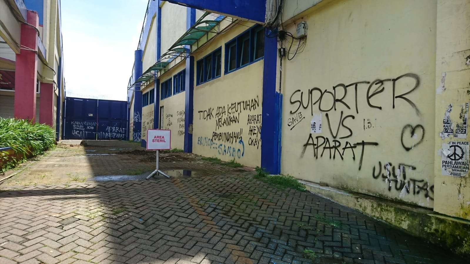 Coretan protes di dinding luas Stadion Kanjuruhan, Selasa 14 Februari 2023. (Foto: Dyah Ayu Pitaloka/Ngopibareng.id)
