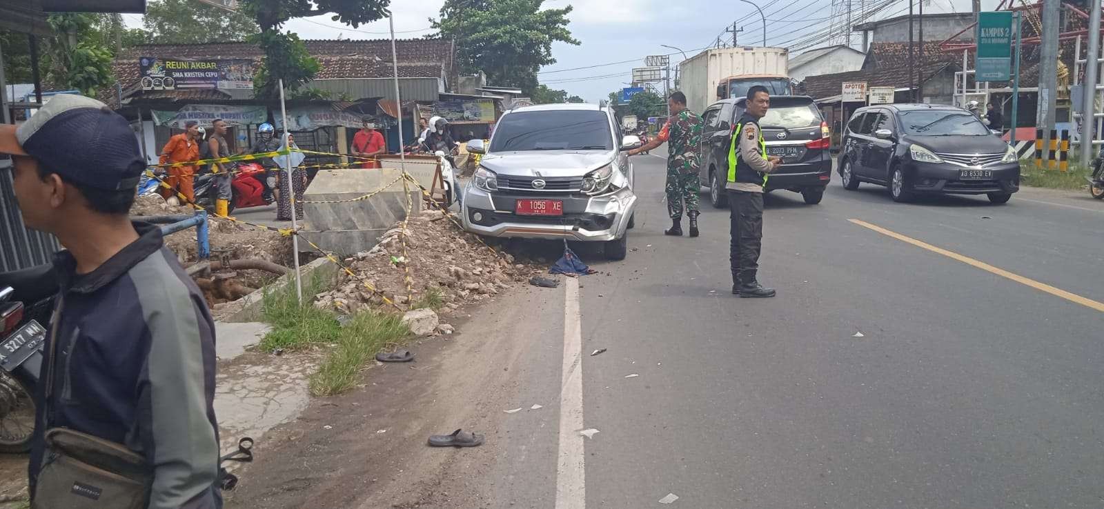 Mobil dinas Camat Cepu terlibat kecelakaan di Jalan Nasional Cepu-Blora. (Foto: Ahmad Sampurno/Ngopibareng.id)