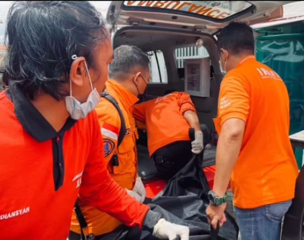 Proses evakuasi TR oleh petugas, Rabu, 15 Februari 2023. (Foto: Instagram Comand Center 112 Surabaya)