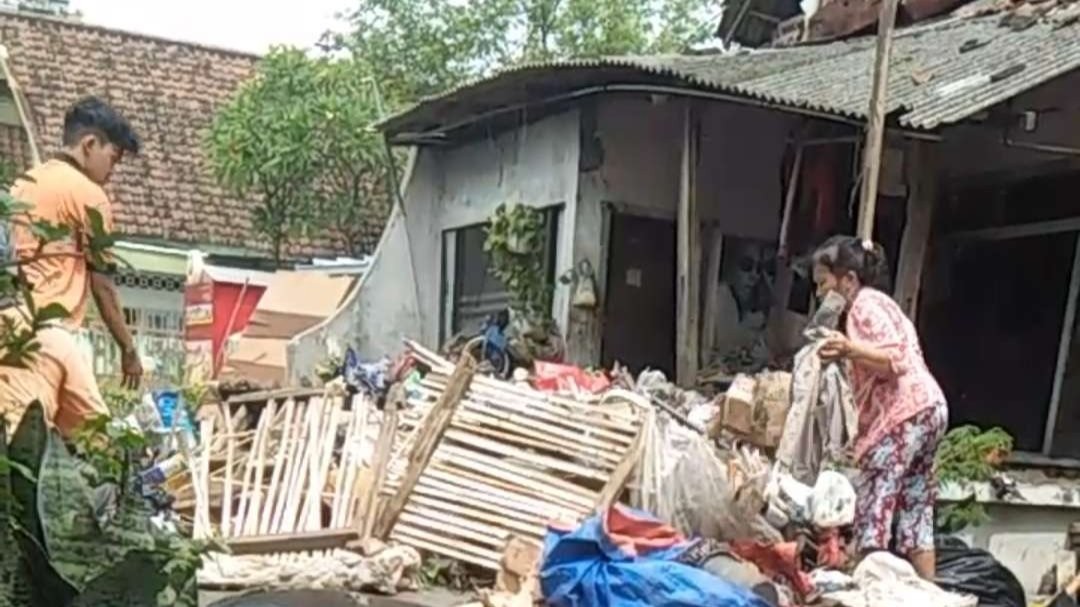Rumah warga di Jalan Jemur Gayungan 1 RT 2 dibongkar sampah dan barang bekas "koleksinya" oleh Pemkot Surabaya. (Foto: Istimewa)