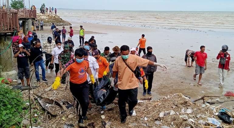 Petugas BPBD, TNI-Polri dan medis mengevakuasi mayat yang ditemukan di pantai Tuban untuk dibawa ke RSUD dr. Koesma Tuban (Foto: Khoirul Huda/Ngopibareng.id)