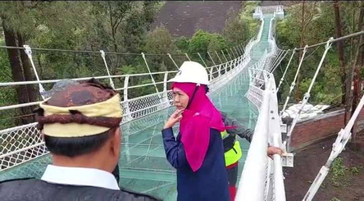 Gubernur Khofifah Indar Parawansa saat melintasi Jembatan Kaca Seruni di kawasan Gunung Bromo, Kabupaten Probolinggo. (Foto: Ikhsan Mahmudi/Ngopibareng.id)