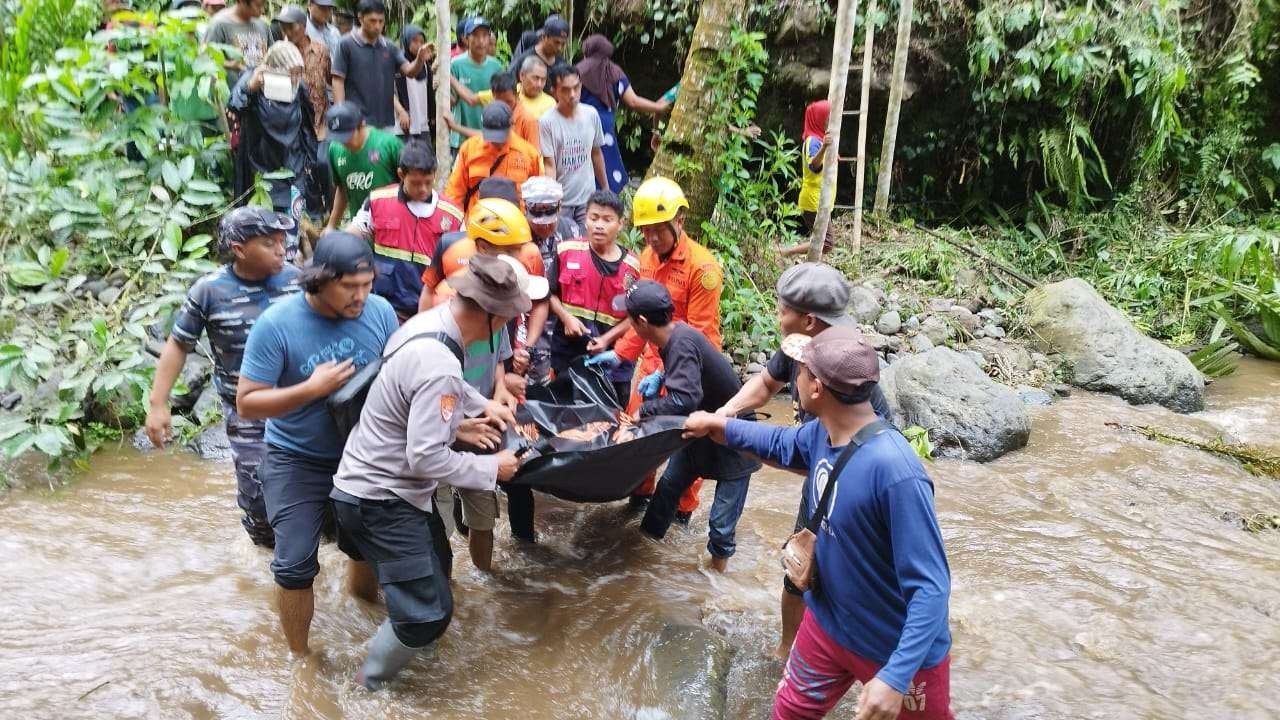 Jenazah korban dievakuasi tim gabungan (Foto:Muh Hujaini/Ngopibareng.id)