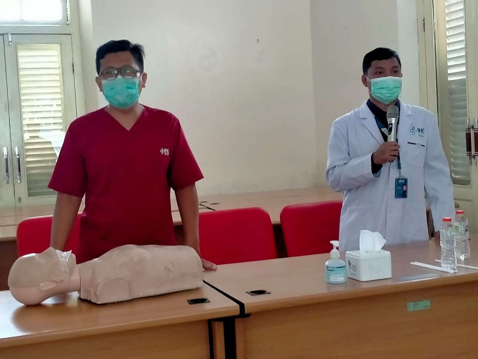 Tenaga medis RS Wonolangan, Kabupaten Probolinggo memeragakan Bantuan Hidup Dasar (BHD). (Foto: Ikhsan Mahmudi/Ngopibareng.id)
