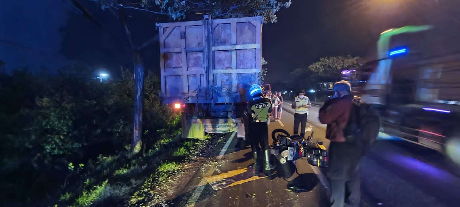 Petugas dari Unit Laka Satlantas Polres Tuban melakukan Olah TKP kecelakaan maut di Jalur Pantura Tuban (dok. Satlantas Polres Tuban)
