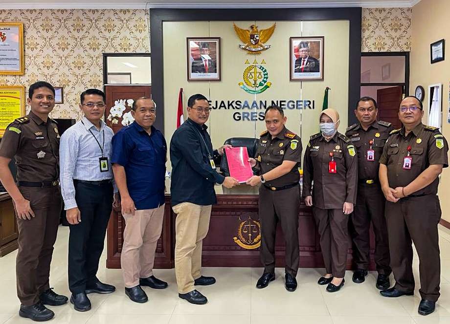 Penyerahan berkas tersangka dari Kanwil DJP Jatim ke Kejaksaan Negeri Gresik, Jawa Timur. (Foto: Aini Arifin/Ngopibareng.id)