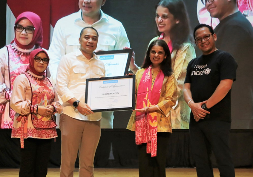 Walikota Surabaya Eri Cahyadi menunjukkan penghargaan Kota Layak Anak untuk Surabaya. (Foto: Dok Pemkot Surabaya)