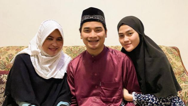 Alvin Faiz bersama sang ibu, Umi Yuni (kiri) dan sang istri, Henny Rahman. (Foto: Instagram)