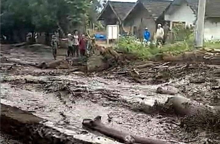 Warga, anggota Kodim 0822 dan Polres Bondowoso melihat banjir bandang Ijen Sempol membawa lumpur dan kayu. (Foto: Tangkapan layar)