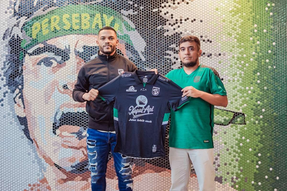 Paulo Victor bersama manajer tim Persebaya Yahya Alkatiri setelah menandatangani kontrak di kantor pemasaran Persebaya. (Foto: Persebaya)