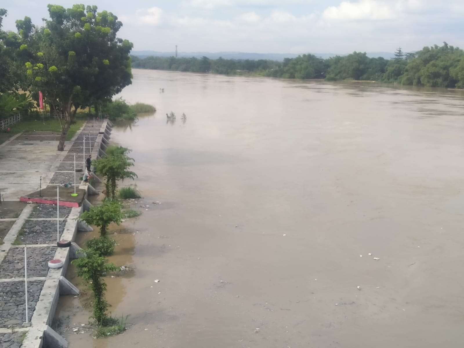 Air di Sungai Bengawan Solo, dimana foto diambil dari Jembatan Sosorodilogo, di atas Sungai Bengawan Solo, yang menghubungkan antara Kecamatan Kota dengan Kecamatan Trucuk, Bojonegoro pada Jumat 17 Februari 2023, sore. (Foto: Sujatmiko/Ngopibareng.id)
