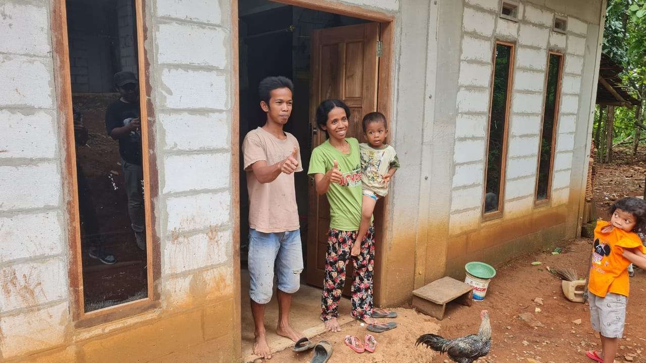 Bonawi dengan Ulfatun Nimah, istrinya dan dua anaknya di rumahnya yang telah direhab Gubernur Jawa Tengah Ganjar Pranowo di Desa Troso, Kecamatan Pecangaan, Kabupaten Kepara, Jawa Tengah. (Foto: Istimewa)