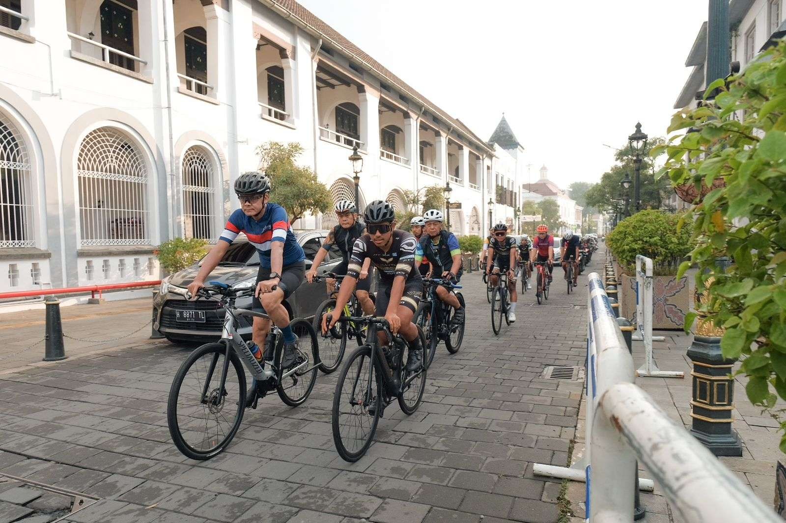 Belasan atlet sepeda dari Nusantara Cycling Team diajak Gubernur Jawa Tengah Ganjar Pranowo gowes keliling Kota Semarang, Jumat, 17 Februari 2023. (Foto: Dokumentasi Jateng)