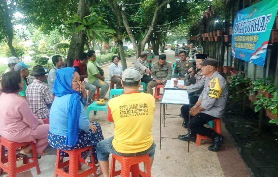 Petugas Polsek Banyuwangi berdialog dengan sejumlah PKL di are RTH Sritanjung (Foto: Istimewa)