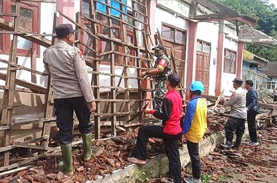 Atap tiga ruang kelas SDN 2 Alas Tengah Kecamatan Sumbermalang, Situbondo, Jawa Timur, ambruk karena kayunya keropos dimakan usia. (Foto: Humas SDN 2 Alas Tengah)