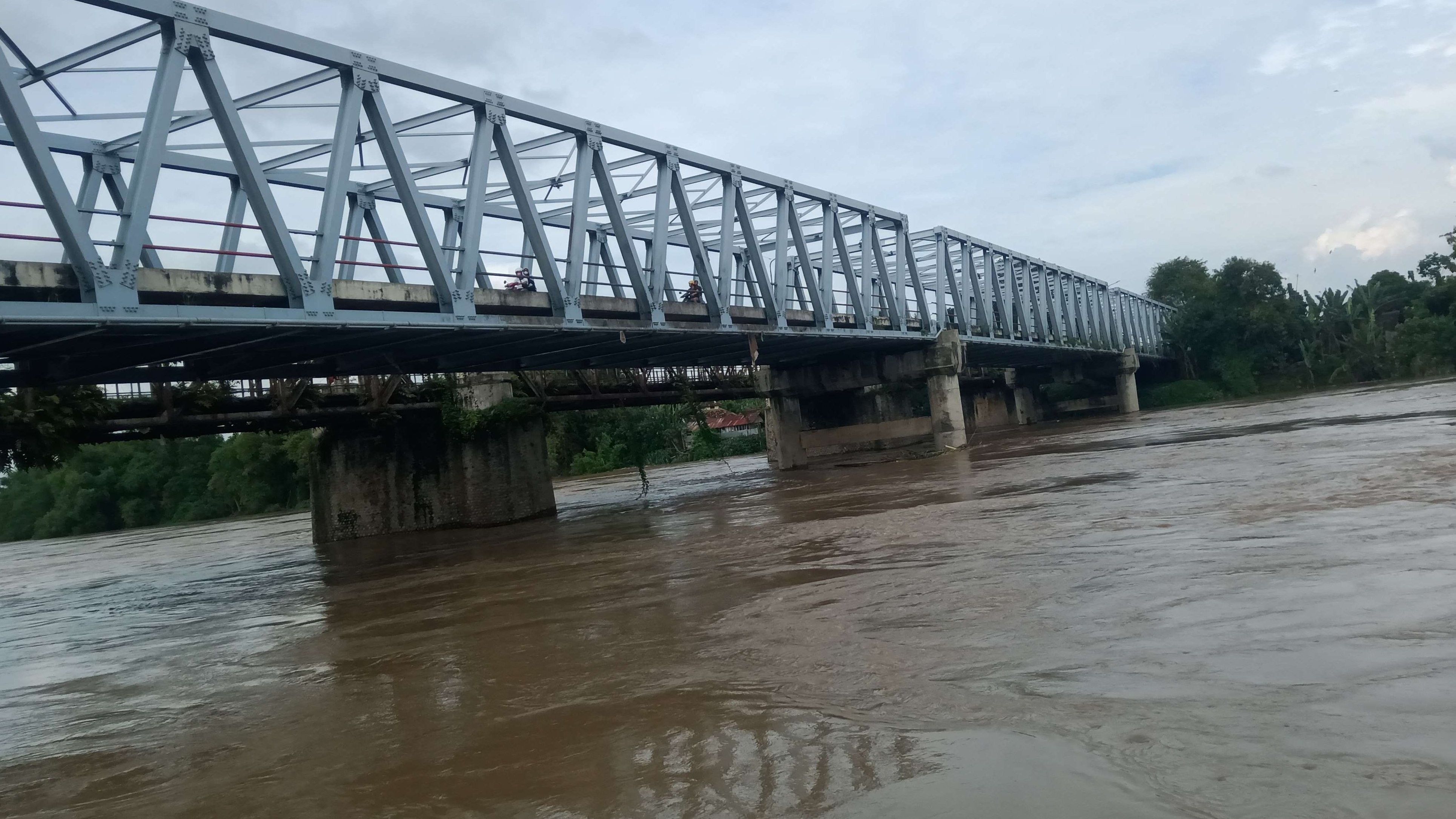 TMA Bengawan Solo Naik, Bojonegoro, Tuban, Lamongan Siaga Banjir (Ahmad Sampurno/Ngopibareng.id(