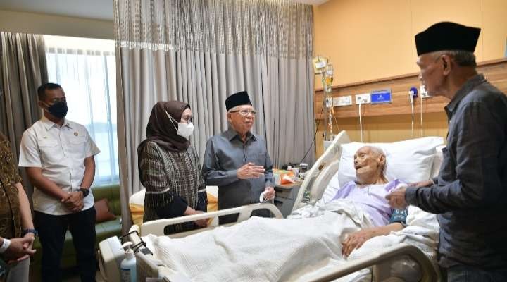 Wakil Presiden (Wapres) KH Ma’ruf Amin beserta Ibu Hj. Wury Ma’ruf Amin menjenguk KH Ali Yafie  yang sedang dirawat di Rumah Sakit Premiere Bintaro. (Foto: BPMI Setwapres)