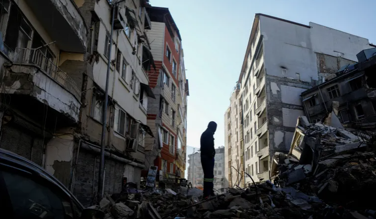 Tim SAR di Turki berhasil menyelamatkan tiga orang dari reruntuhan setelah 13 hari terkubur, pasca gempa Turki, Sabtu 18 Februari 2023. (Foto: Reuters via Al Jazeera)