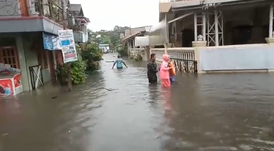 Banjir Solo membuat sembilan sekolah diliburkan. Di mana dua sekolah kebanjiran, sedangkan tujuh sekolah dijadikan posko pengungsian. (Foto: Twitter)