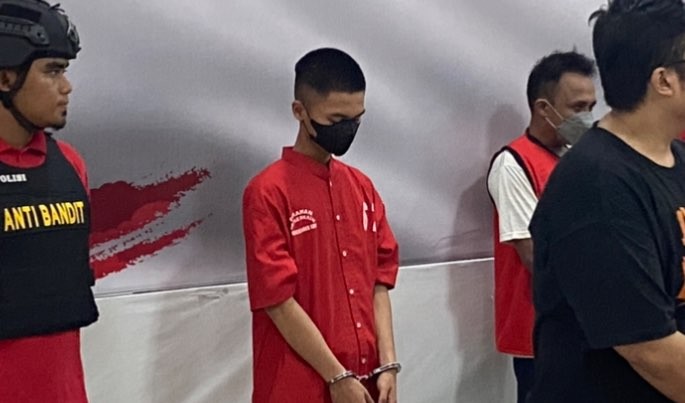 Pelaku penganiayaan mahasiswa Poltekpel Surabaya (baju merah) (Foto: Andhi Dwi/Ngopibareng.id)