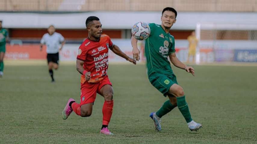 Pemain Persebaya, Sho Yamamoto saat berduel dengan Pemain Bali United, Ardi Idrus di Stadion Maguwoharjo, Sleman, Sabtu 18 Februari 2023. (Foto: Persebaya)