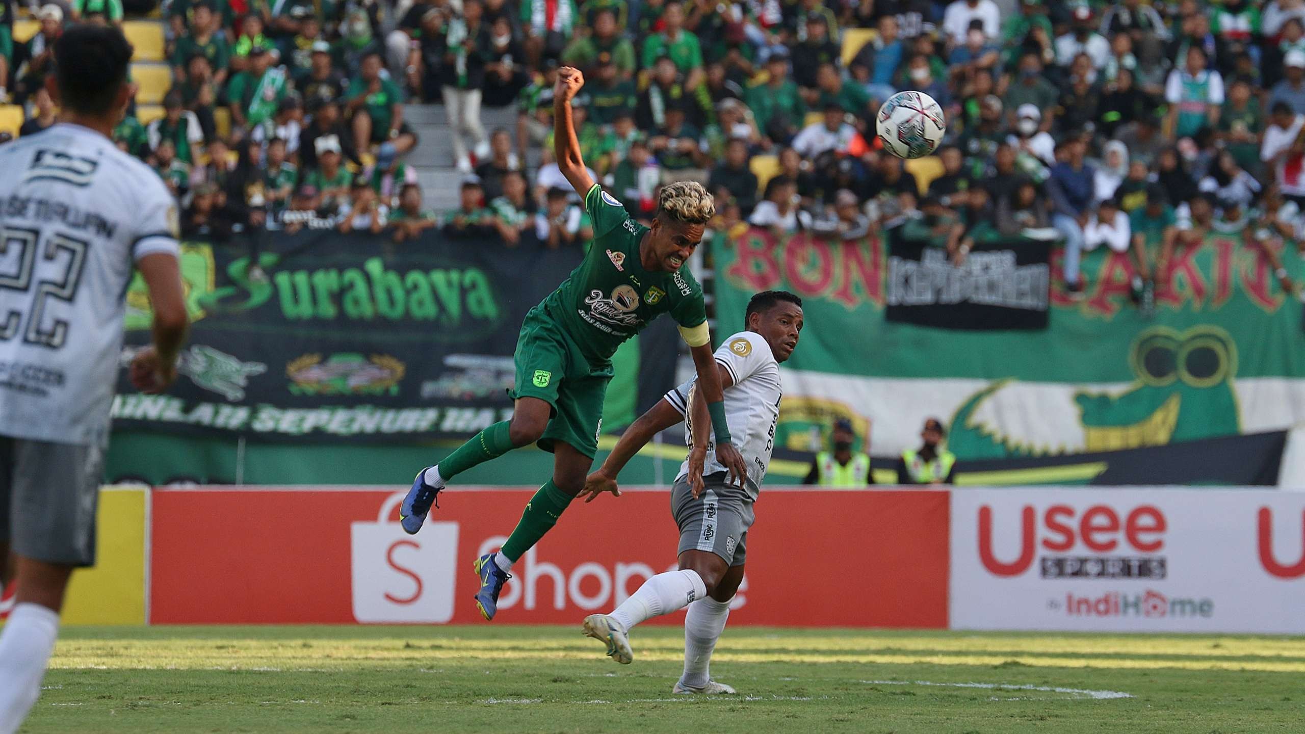 Pemain Persebaya, Alwi Slamat berduel dengan Pemain Bali United Eber Bessa dalam laga putaran pertama Liga 1 2022/2023. (Foto: Fariz Yarbo/Ngopibareng.id)