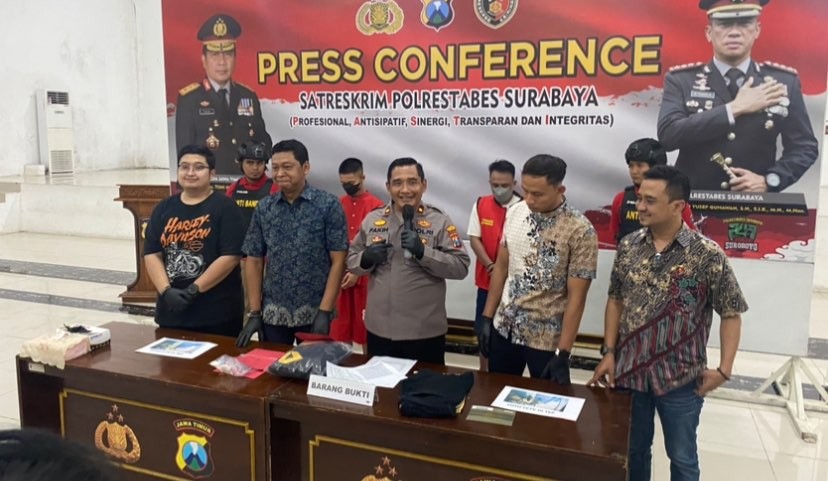 Kasi Humas Polrestabes Surabaya, Kompol M Fakih (tengah) saat menunjukan identitas pelaku penganiayaan Poltekpel Surabaya (Foto: Andhi Dwi/Ngopibareng.id)