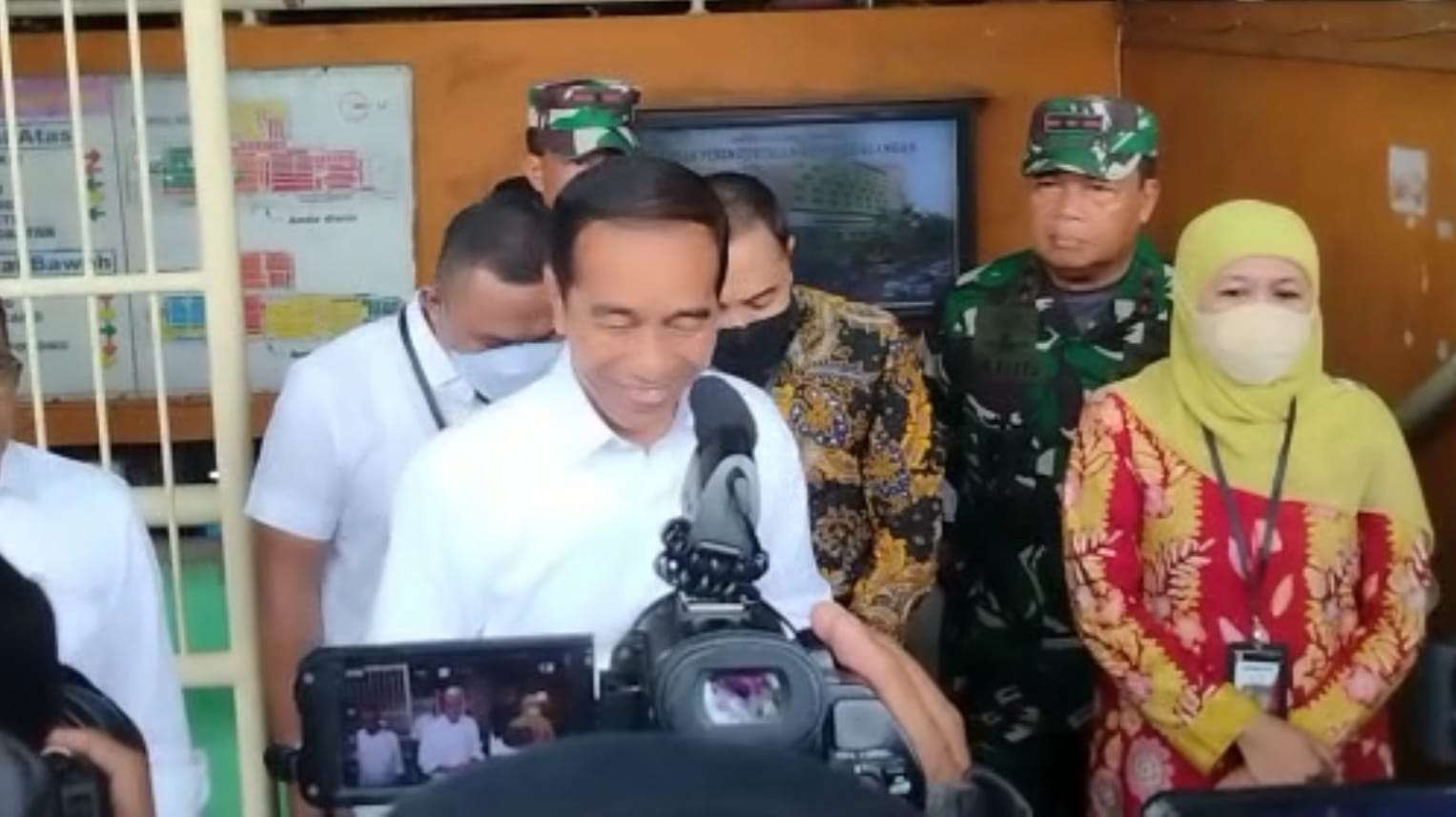 Presiden RI Joko Widodo usai melakukan blusukan di Pasar Wonokromo, Surabaya, Sabtu 18 Februari 2023. (Foto: Tangkapan Layar)