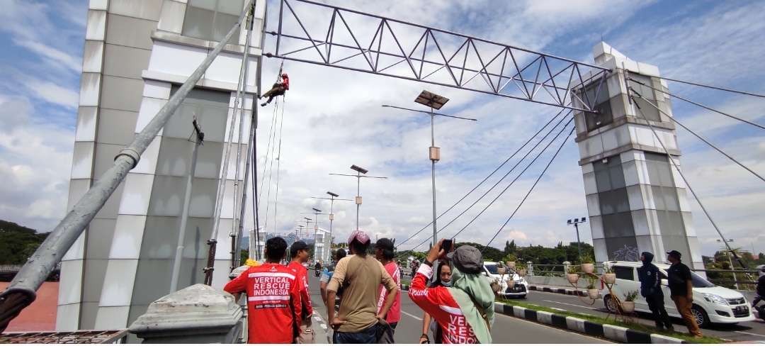 Tim Vertical Rescue Indonesia membersihkan kerak debu Jembatan Brawijaya Kediri, Jawa Timur. (Foto: Fendi Lesmana/Ngopibareng.id)