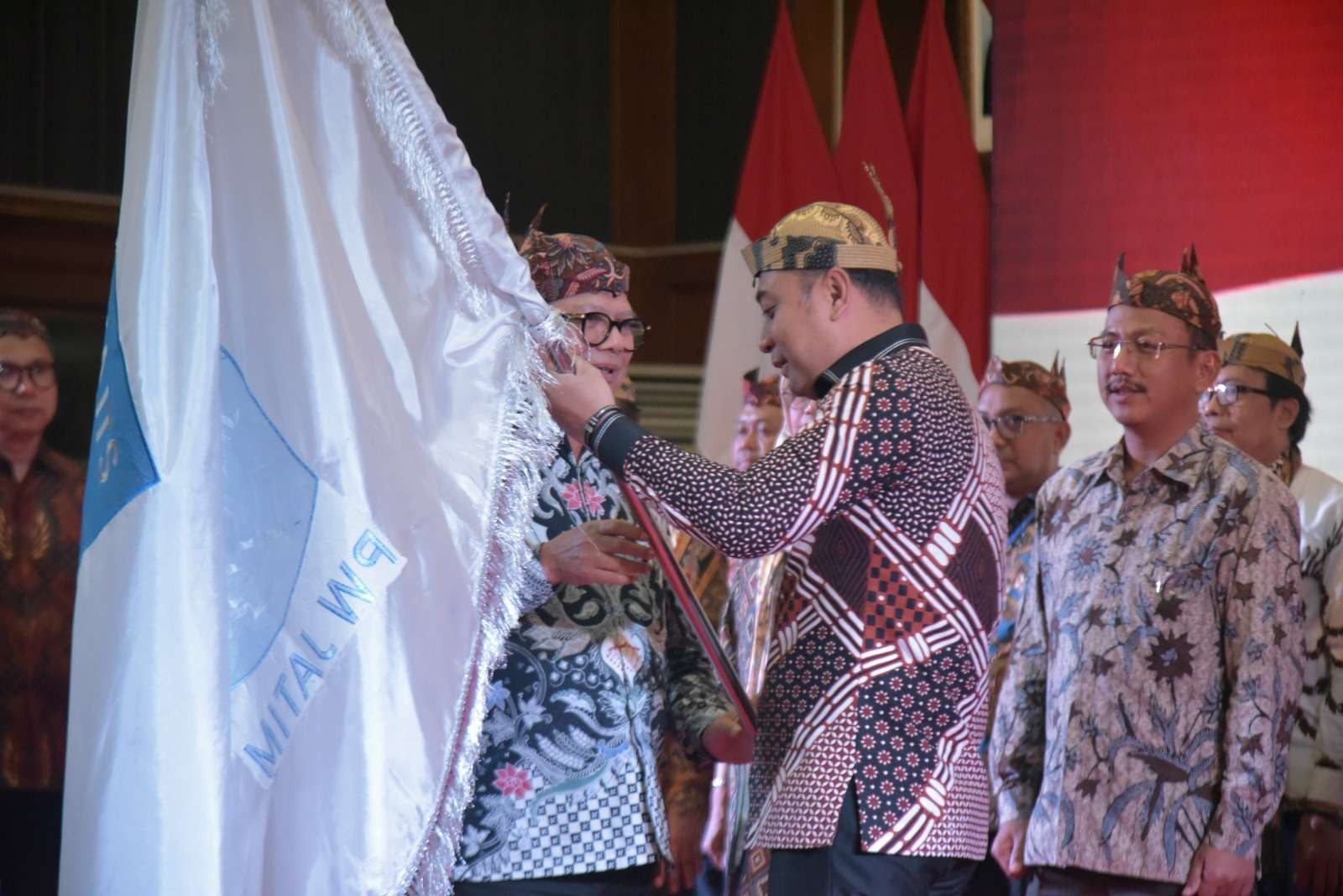 Walikota Surabaya, Eri Cahyadi saat dilantik sebagai Ketua IKA ITS. (Foto: Humas Pemkot Surabaya)