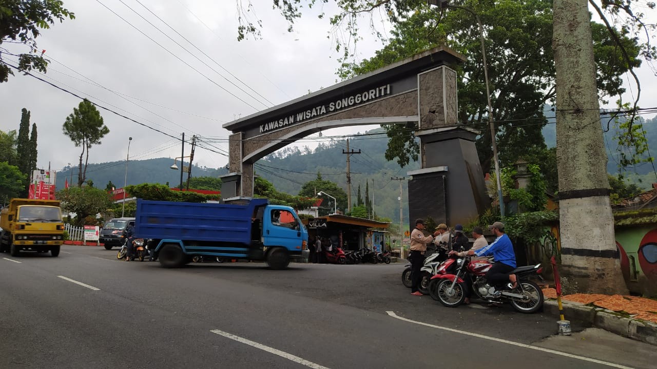 Pintu masuk Kawasan Villa Songgoriti, Kelurahan Songgokerto, Kota Batu (Foto: Lalu Theo/Ngopibareng.id)