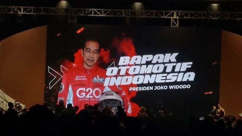 Presiden Jokowi dinobatkan sebagai Bapak Otomotif Indonesia dalam ajang IMI Awards 2023. (Foto: Antara)