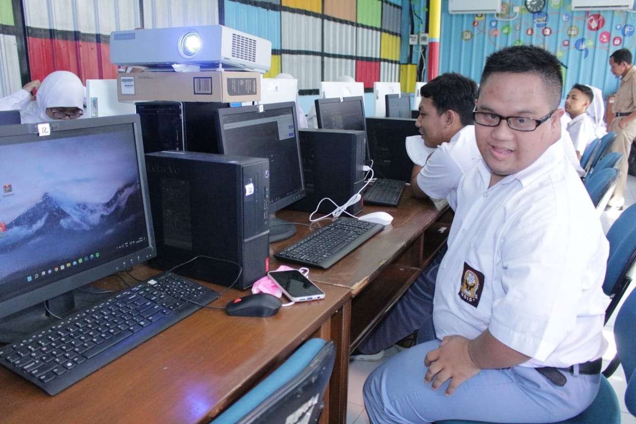 Sebanyak 13 siswa SMA kelas XII SLB A-C Dharma Wanita Sidoarjo, di Lab Komputer Rumah Inovatif  Kominfo-BPSDMP Surabaya 20 Februari 2023. (Foto: istimewa)