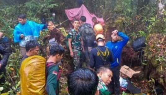 Tim evakuasi melalui jalur darat berhasil mencapai lokasi dan memberi bantuan pengobatan darurat  kepada Kapolda berserta rombongan  yang harus menginap lagi di hutan (Foto: Dok Humas Polri)