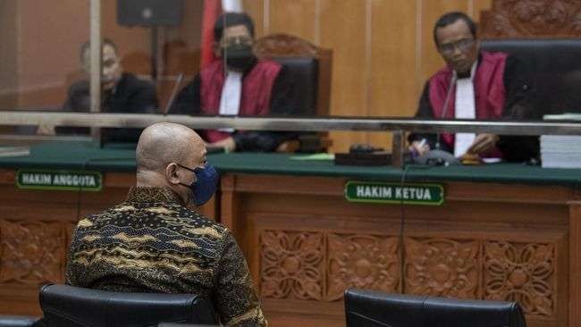 Terdakwa Irjen Teddy Minahasa saat mengikuti sidang di Pengadilan Negeri Jakarta Barat. (Foto: Cnnindonesia)