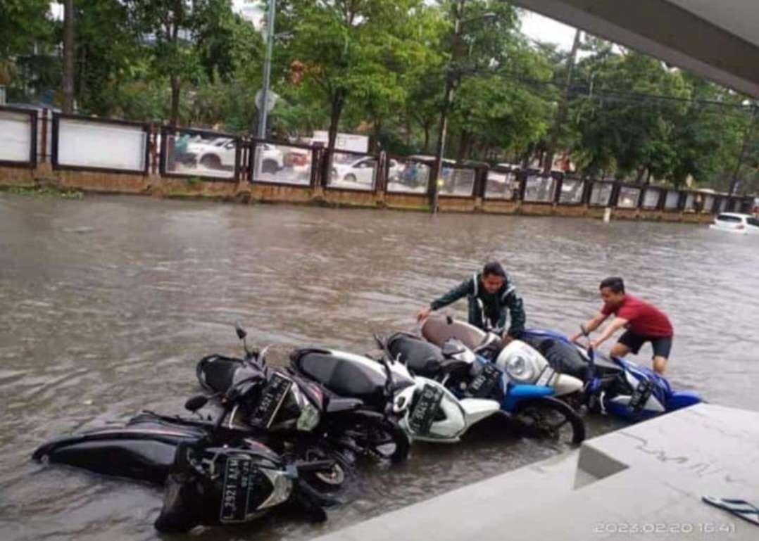 Banjir di kawasan Mayjend Sungkono Surabaya, hingga membuat motor parkir ambruk.  (Foto: Dokumentasi pribadi/Sari)
