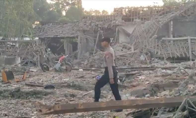 Sejumlah rumah rata akibat ledakan dahsyat di Ponggok Blitar. (Foto: Ant)