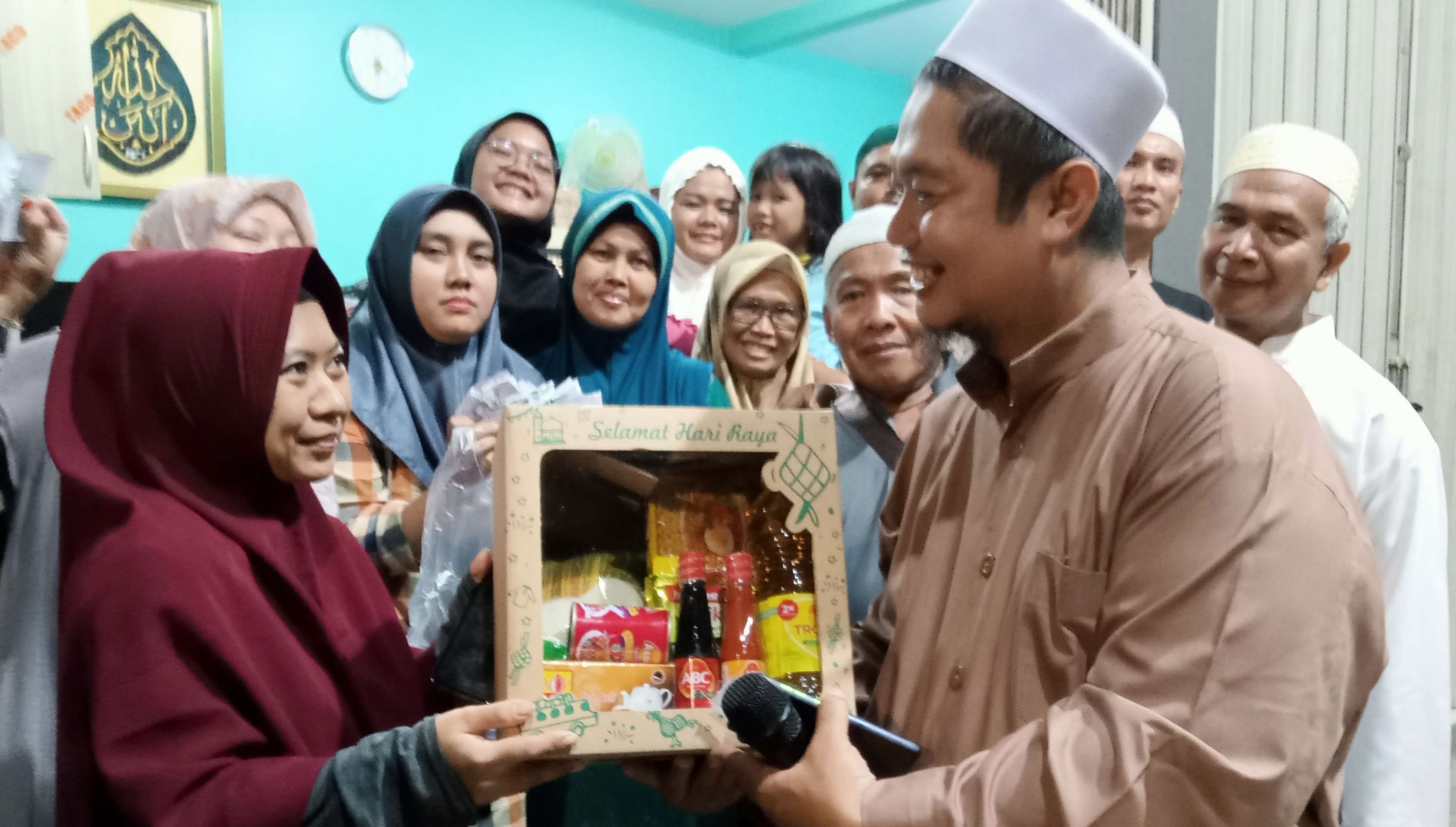 Ketua Yayasan Assyifa Teguh Widada membagikan paket sambako pada anak yatim dan warga pada momen peringatan Isra' Mi'raj. (Foto: Asmanu Sudharso/Ngopibareng.id)