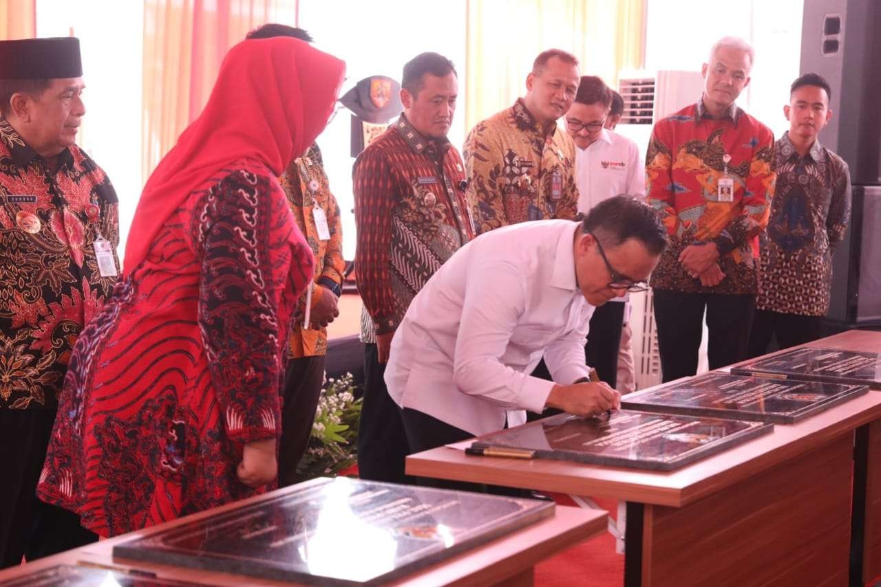 Menteri Pendayagunaan Aparatur Negara-Reformasi Birokrasi (Menpan-RB) Abdullah Azwar Anas meresmikan tujuh Mal Pelayanan Publik (MPP) di Jawa Tengah, Senin 20 Februari 2023. (Foto: Pemprov Jateng)