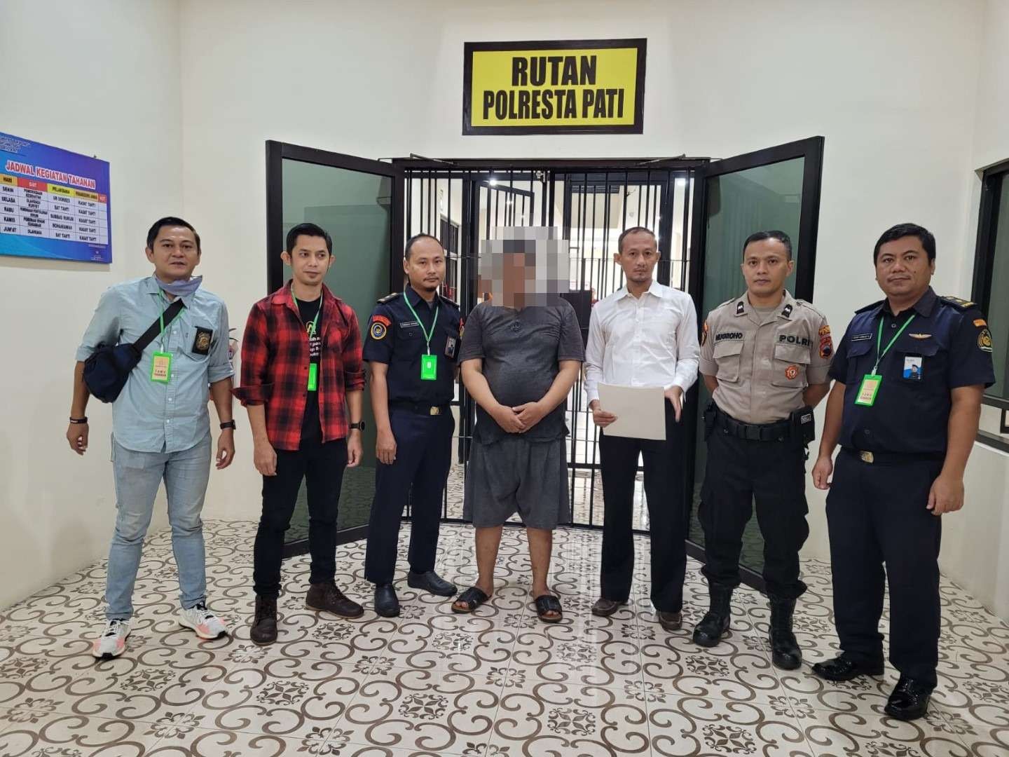 Tersangka pada kasus pemalsuan dokumen Surat Izin Penangkapan Ikan (SIPI) di Pantai Utara Jawa (Pantura), Pati, Jawa Tengah. (Foto: dok. KKP)