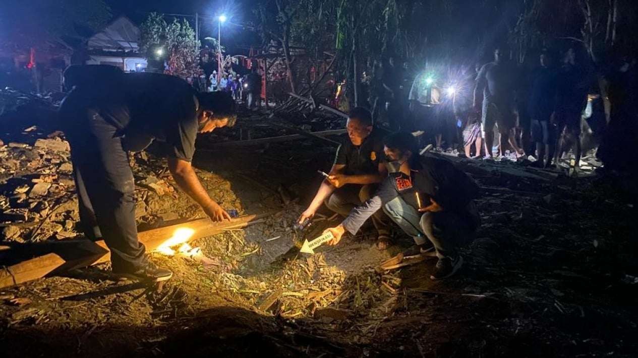 Tim Labfor Polda Jatim melakukan olah tempat kejadian perkara (TKP), usai ledakan di Dusun Sadeng, Desa Karangbendo, Kecamatan Ponggok, Kabupaten Blitar, Minggu 19 Februari 2023. (Foto: Istimewa)